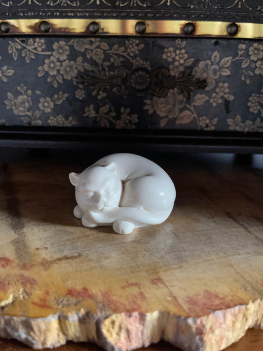 curio cat, Franklin Mint, white curio cat