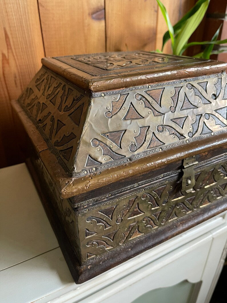 Handsome Vintage Decorator Box, Home Decor